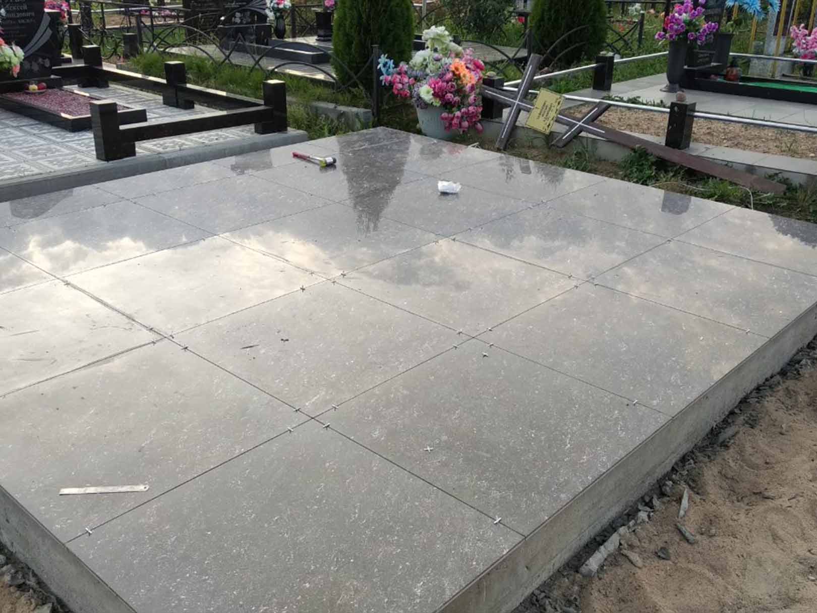 Благоустройство могил на кладбище. Мемориальные комплексы